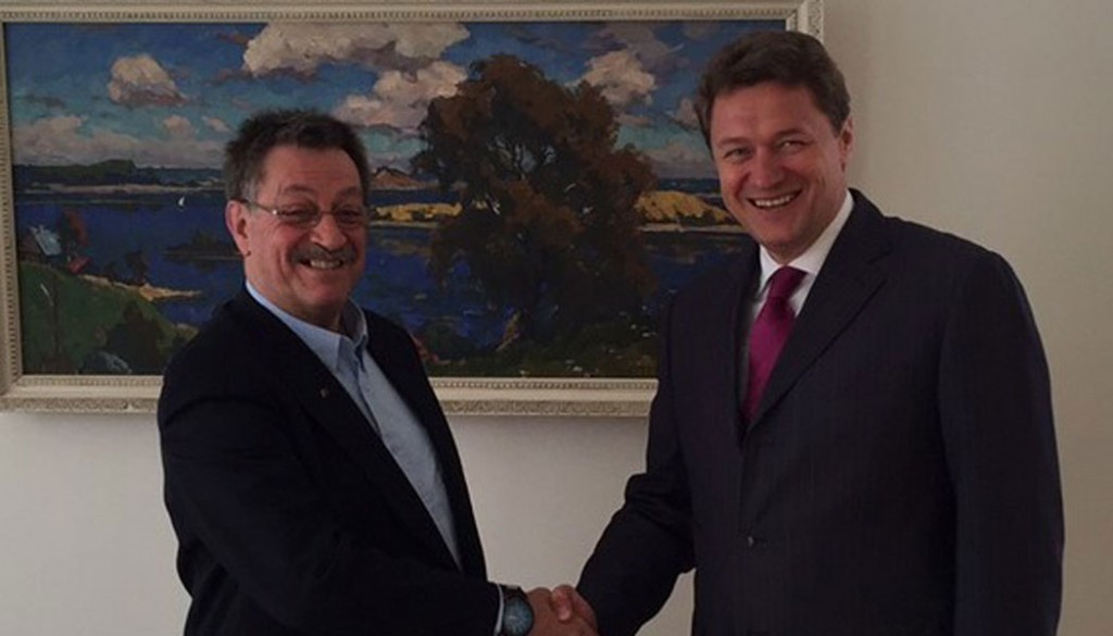 ambassadeur-wit-rusland-omarmt-project